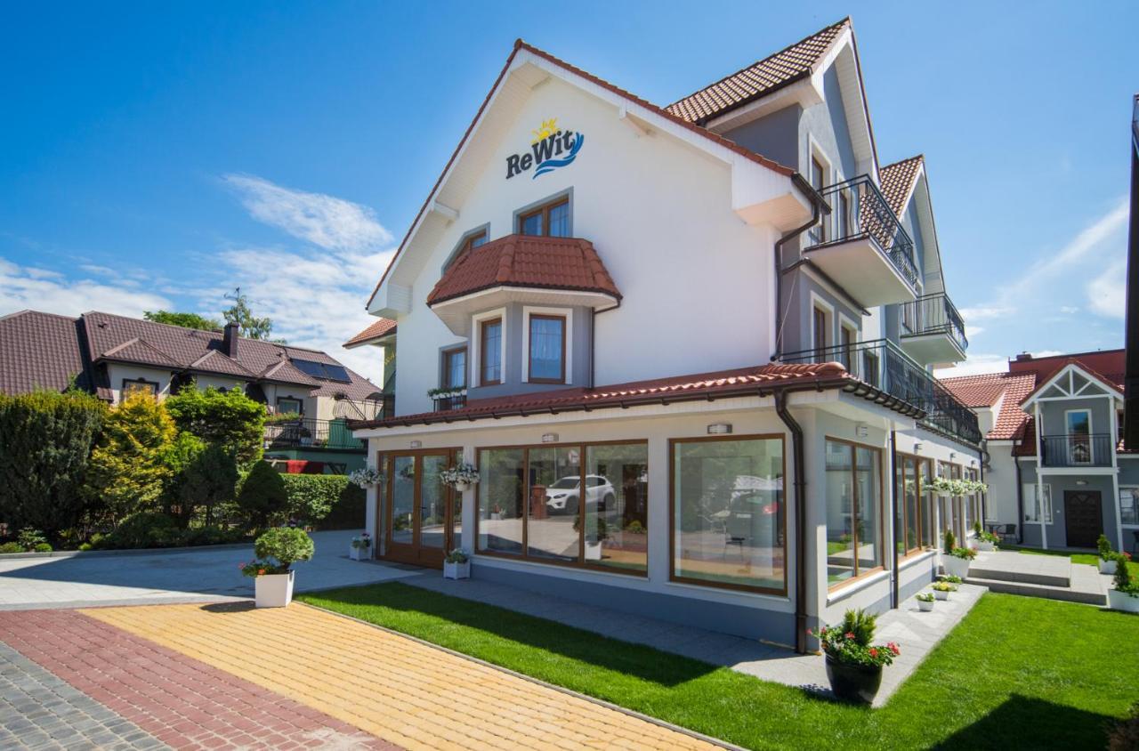 Rewit Dom Goscinny Z Podgrzewanym Basenem Rewal Exterior photo