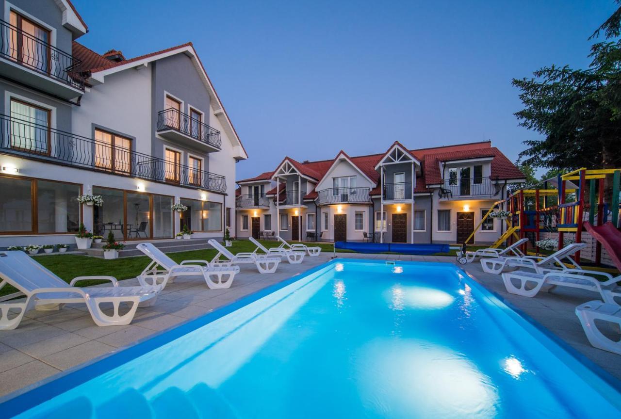 Rewit Dom Goscinny Z Podgrzewanym Basenem Rewal Exterior photo