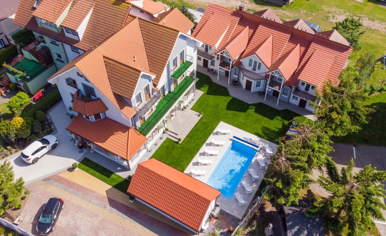 Rewit Dom Goscinny Z Podgrzewanym Basenem Rewal Exterior photo
